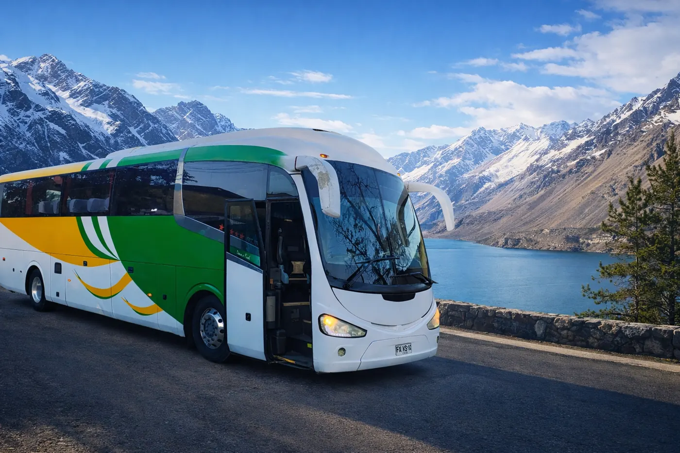 Bus de Transportes E'xpress en la cordillera